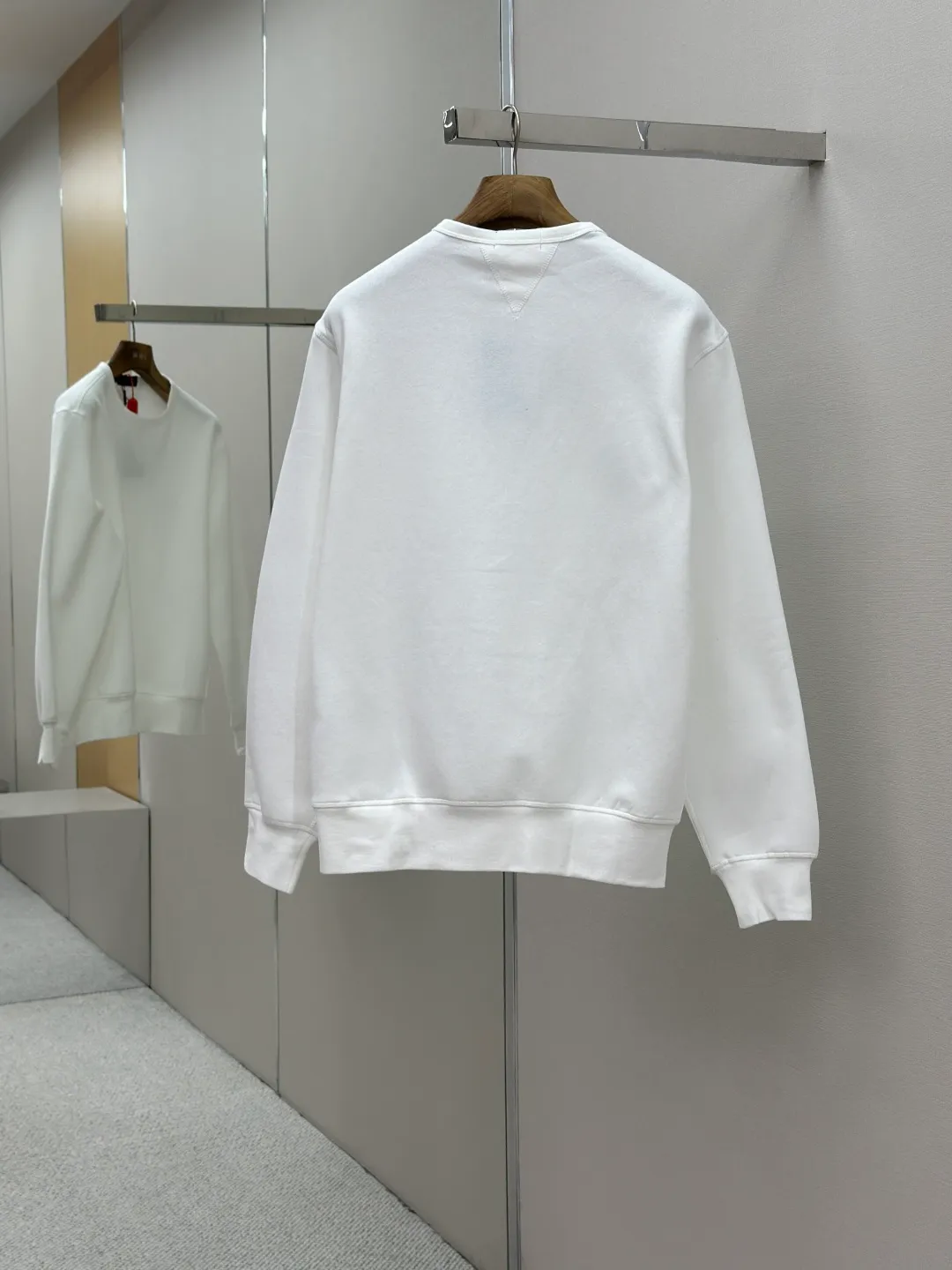 P290 [Same-origin fabric, exclusive new style, first choice for old money] Ralph Laure Ralph Lauren embroidered long-sleeved sweatshirt is made of cotton blended fabric, which is soft and tough to the touch. It has been finely spun and pre-shrunk, making it comfortable to the touch and not easy to deform. You don’t have to worry about shrinkage or pilling for daily wear and washing, and the texture is stable and online! The pony embroidery on the chest, despite the small size, has fine stitches and every stitch is perfectly stitched. The embroidery thread is pure in color and high in fastness. It is simple and high-end, highlighting the brand's iconic exquisite craftsmanship! The neckline is a classic round neck design, with an exquisite small V-shaped splicing design at the bottom. The workmanship is particularly neat, and the stitching in the circle is straight and even, without any distortion. It will not become loose and deformed after being worn for a long time. It fits the neck without being tight, and it is full of comfort! Scan the QR code on the label to enter the official website directly! It’s like adding an “identity pass” to clothes, and the quality is directly visualized ‼ ️ Size: S-XL